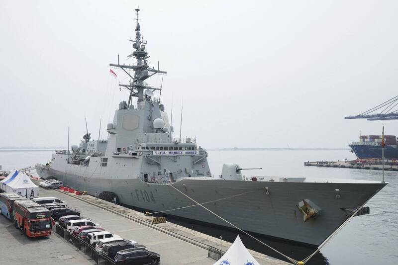 西班牙海军巴赞级神盾巡防舰「曼德斯努涅斯号」24日驶入日本海自横须贺基地。图为该舰上月27日停泊在印尼军港。(美联社资料照) 西班牙海军巴赞级神盾巡防舰「曼德斯努涅斯号」24日驶入日本海自横须贺基地。图为该舰上月27日停泊在印尼军港。(美联社资料照)