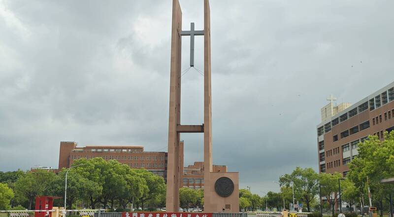 长荣男大生遭砂石车辗毙 校方：将发毕业证书