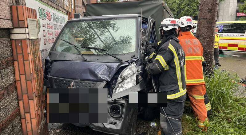 桃市消防局救护车载民众送医途中出车祸 变3人送医