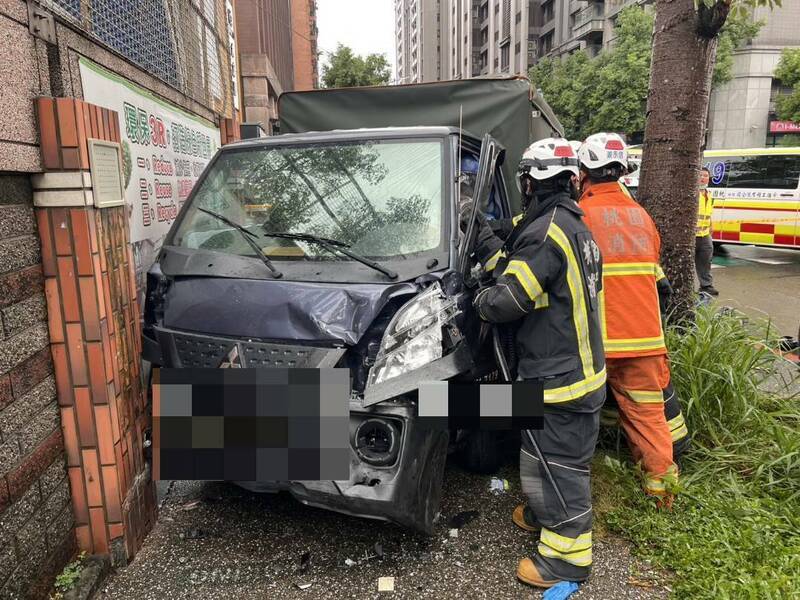 陈姓男子驾驶的小货车与救护车发生碰撞车祸。（桃园市政府提供）