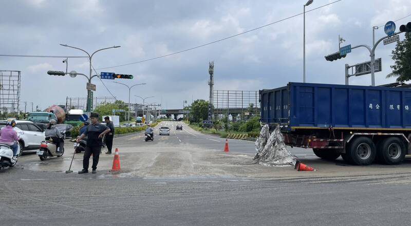 载运污泥太空包破裂臭气薰天   台南用路人哀号