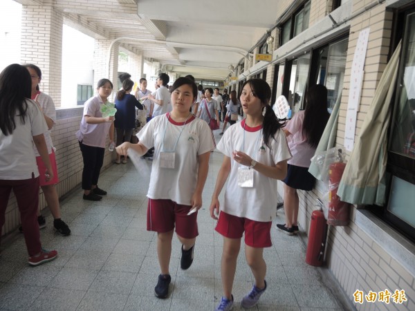 國中會考新店高中考場停電重考，考生有進步。（記者翁聿煌攝）