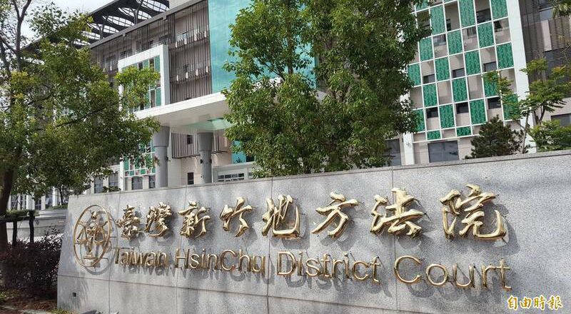 深夜公园放鞭炮 狠男连续冲撞警车被判刑