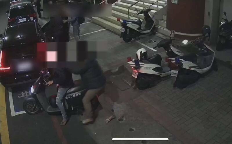 邱姓女毒品緝通跳上守在派出所門口的老公摩托車，企圖落跑。（民眾提供）