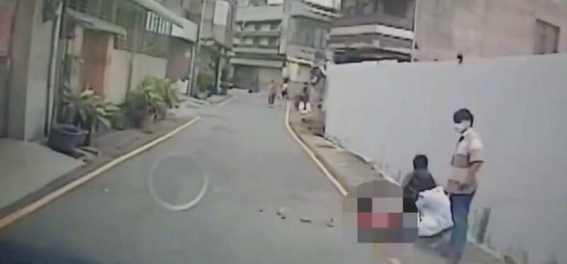 新竹市上午發生一起情殺案，菲律賓籍勞工情侶疑因感情糾紛，男方竟持剪刀當街刺殺女友。（消防局提供）