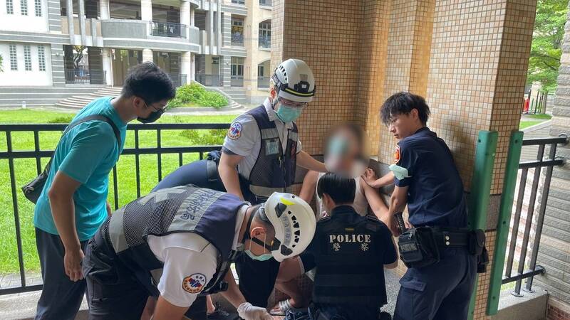 高雄警方追查竊案，嫌犯圍捕過程意外受傷。（民眾提供）