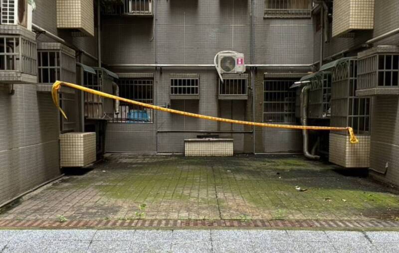 男大生墜樓身亡，警方拉起封鎖線採證。（民眾提供）