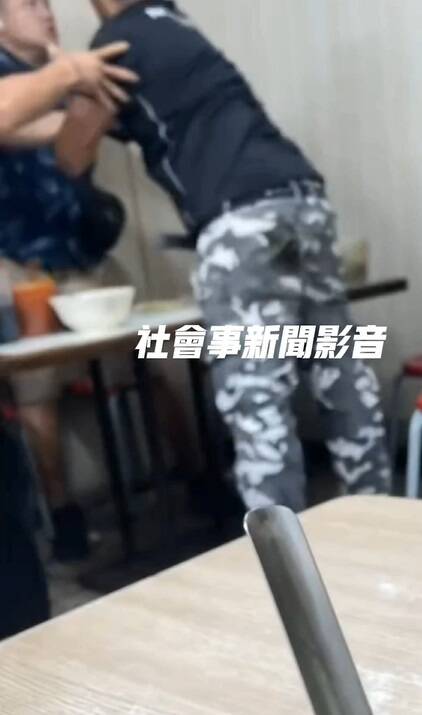 游姓男子跟朋友去吃面，卻因座位問題跟另名男子起糾紛。（取自社會事新聞影音）
