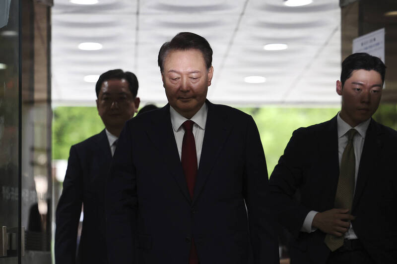 南韓法院25日一審判決南韓前總統尹錫悅須為去年12月3日晚緊急戒嚴，造成104名原告的精神損害，每人支付10萬韓元（約2130台幣）賠償金。（美聯社檔案照）