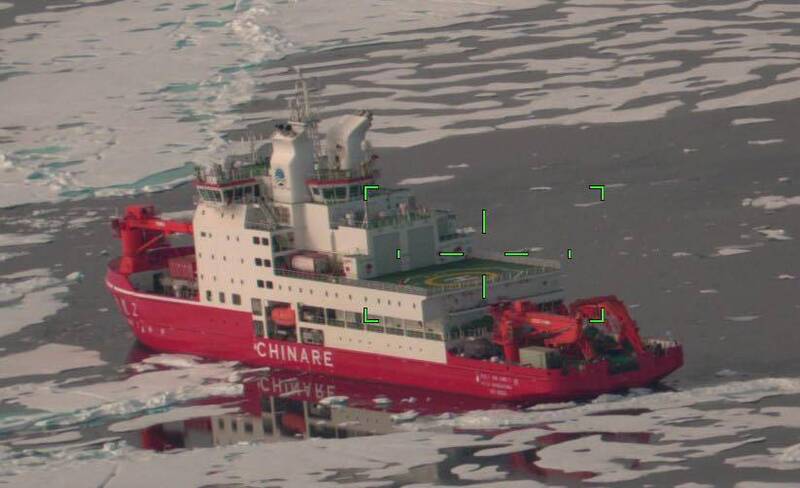 美國海岸防衛隊公開中國科研破冰船「雪龍2號」在阿拉斯加北方活動的照片。（圖擷取自美國海岸防衛隊「X」）