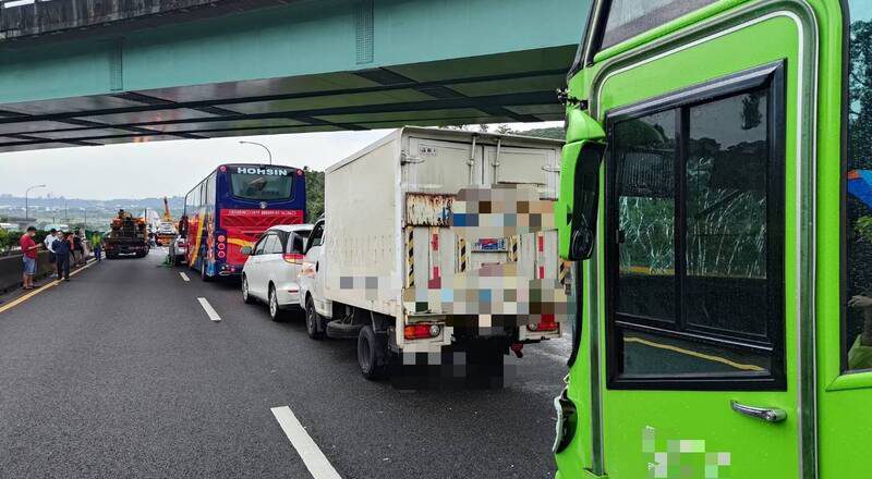 天雨路滑 國道1號南向三義路段3起車禍、11車擦撞