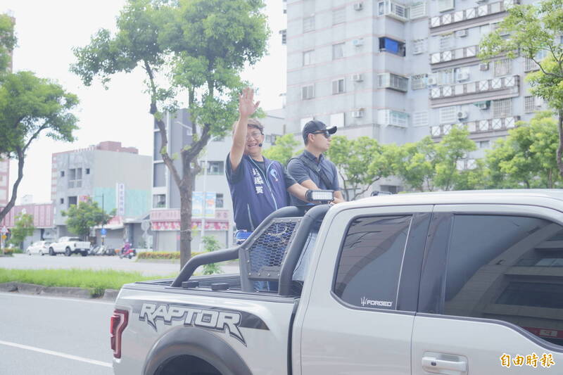 黃建賓挺過罷免，昨前往掃街感謝支持。（資料照）
