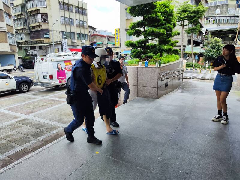 警方將胡男送辦。（記者王冠仁翻攝）