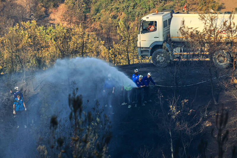席卷土耳其数周的野火于27日威胁到第四大城市布尔萨。图为消防员在布尔萨灭火。（美联社）