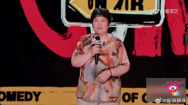 自稱「房主任」的50歲中國農村婦女樊春麗，最近在脫口秀節目中爆紅，卻引起中共宣傳部門注意，指她企圖挑起性別對立。（取自微博）
