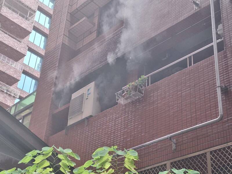 大樓冷氣室外機冒出濃煙。（讀者提供）