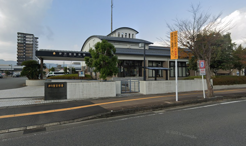 日本佐賀縣伊萬里市發生1死1傷強盜殺人案，兇嫌為24歲的越南人。伊萬里警察署示意圖。（圖擷自Google街景）