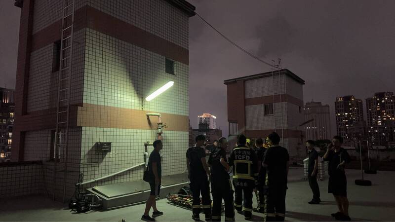 警方趕到頂樓水塔採證。（民眾提供）