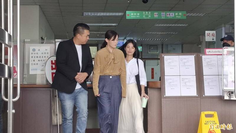 高等法院審理前立委高虹安（中）涉詐領助理費，將采「速審速結」，9月30日首度審理庭詰問證人林家興後，當天即進行言詞辯論並定宣判日。（記者楊國文攝）