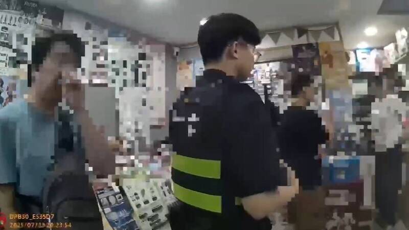 警方到場後，店家才拿出另外一個簽盒。（記者王冠仁翻攝）