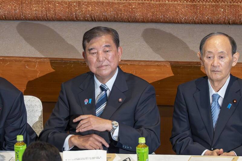 日本自民党今天下午召开「两院议员恳谈会」，对日前的参院大选结果进行检讨，由于总裁石破茂（左）执意留任不愿为败选负责辞职，会中砲声隆隆。（彭博）