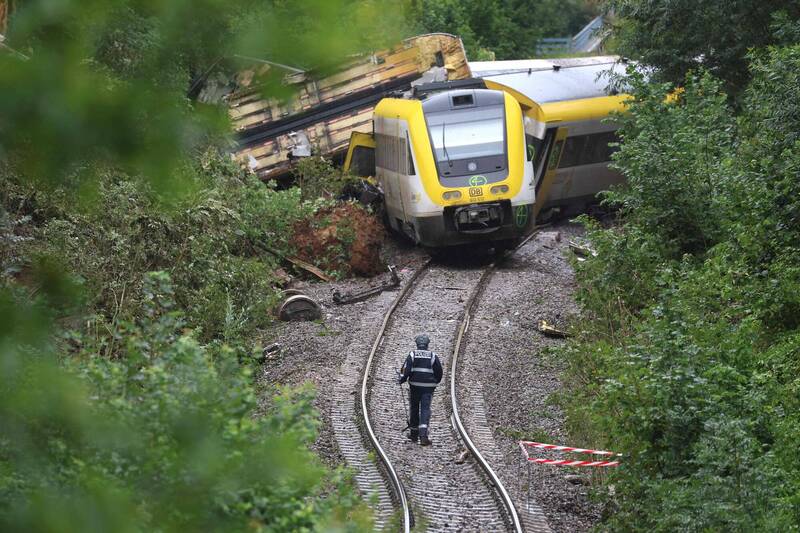 德國西南部1列區域列車在林地出軌，至少造成3人喪生。（法新社）