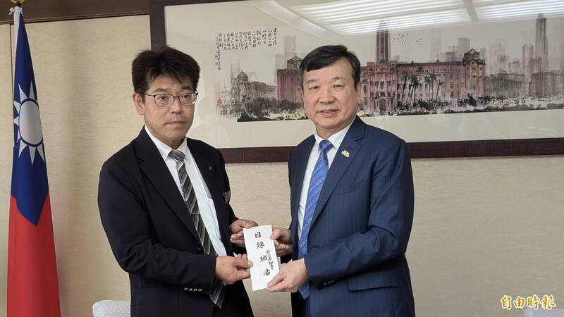 石川縣東京事務所所長堀田譽（左）29日拜會駐日代表李逸洋，並轉交風災慰問金。（記者林翠儀攝）