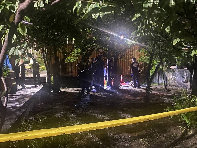 新北市新庄一处排水沟内的行李箱飘出腐臭味,惊见一具男尸被包在黑色垃圾袋中弃尸,警方封锁现场采证。(记者徐圣伦翻摄) 新北市新庄一处排水沟内的行李箱飘出腐臭味,惊见一具男尸被包在黑色垃圾袋中弃尸,警方封锁现场采证。(记者徐圣伦翻摄)