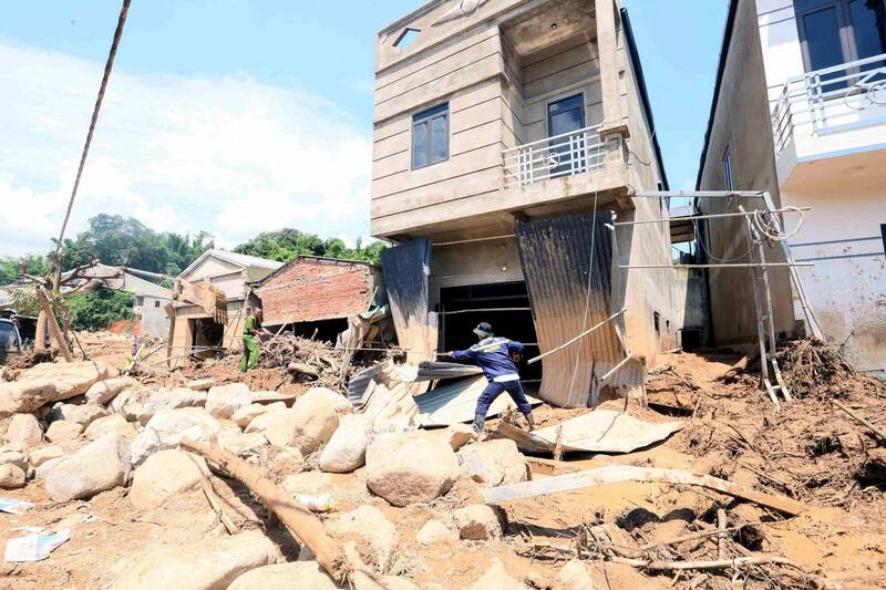 越南山羅省26日發生山洪暴發。圖為事後景象。（法新社）