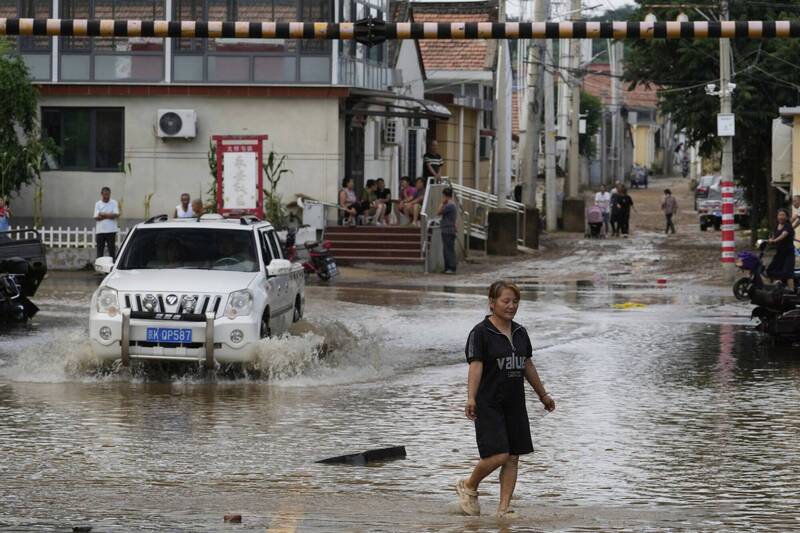 中國北京連日暴雨，目前已累計30人死亡。圖為災情較嚴重的北京密雲區。（美聯社）