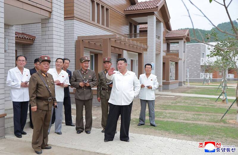 北韓領導人金正恩據稱正在嘗試新宣傳策略，播出暴露政權弱點的電視劇，藉此管理民眾的期望。（法新社）