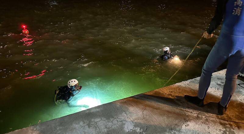 罕见!休旅车连闯高雄港2管制站 坠海影像曝