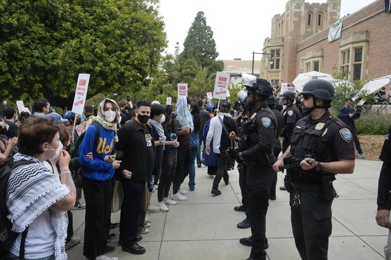 2024年5月23日，加州大学洛杉矶分校（UCLA）亲巴勒斯坦学生在校园内集结，与警察对峙。（美联社）