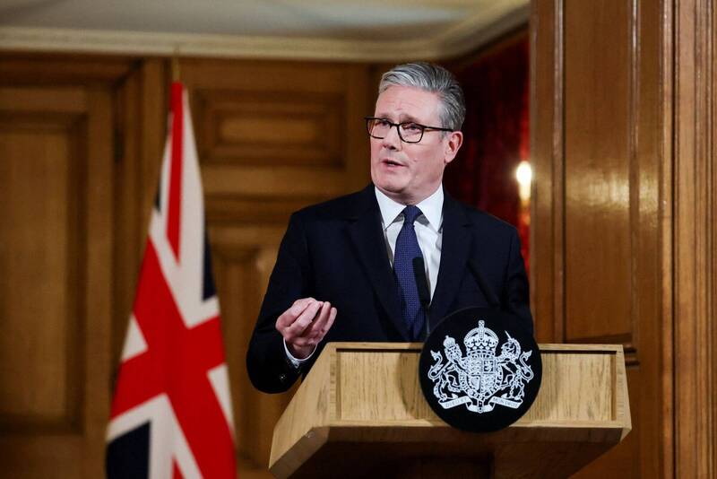 英国首相施凯尔29日表示，除非以色列采取实质性措施结束加萨地区的恶劣局势，否则英国将会承认巴勒斯坦国。（路透）