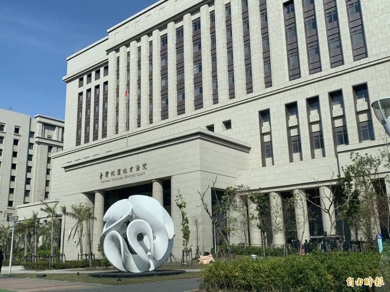 桃園地方法院依共同犯妨害未滿16歲之人發育罪，分別判處吳姓男子、庄姓女子有期徒刑3年6月與2年8月。（記者周敏鴻攝）