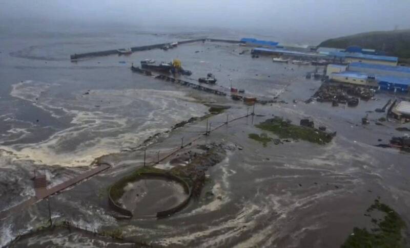 距离规模8.8强震震央最近的千岛群岛北方城市北库里尔斯克首当其冲，空拍画面揭4公尺海啸席卷沿海的震撼画面。（欧新社）