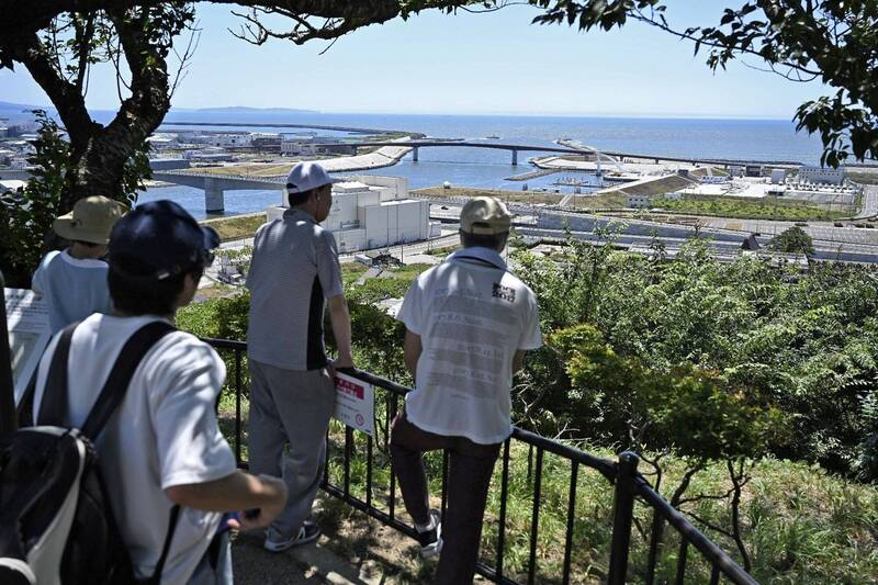 日本发布海啸警报后，宫城县民众在仙台市日和山公园避难。（路透）