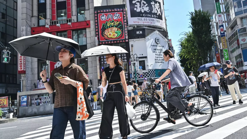 日本多地近期气温飙破摄氏40度，创下观测纪录新高，引发热伤害通报激增。（法新社）