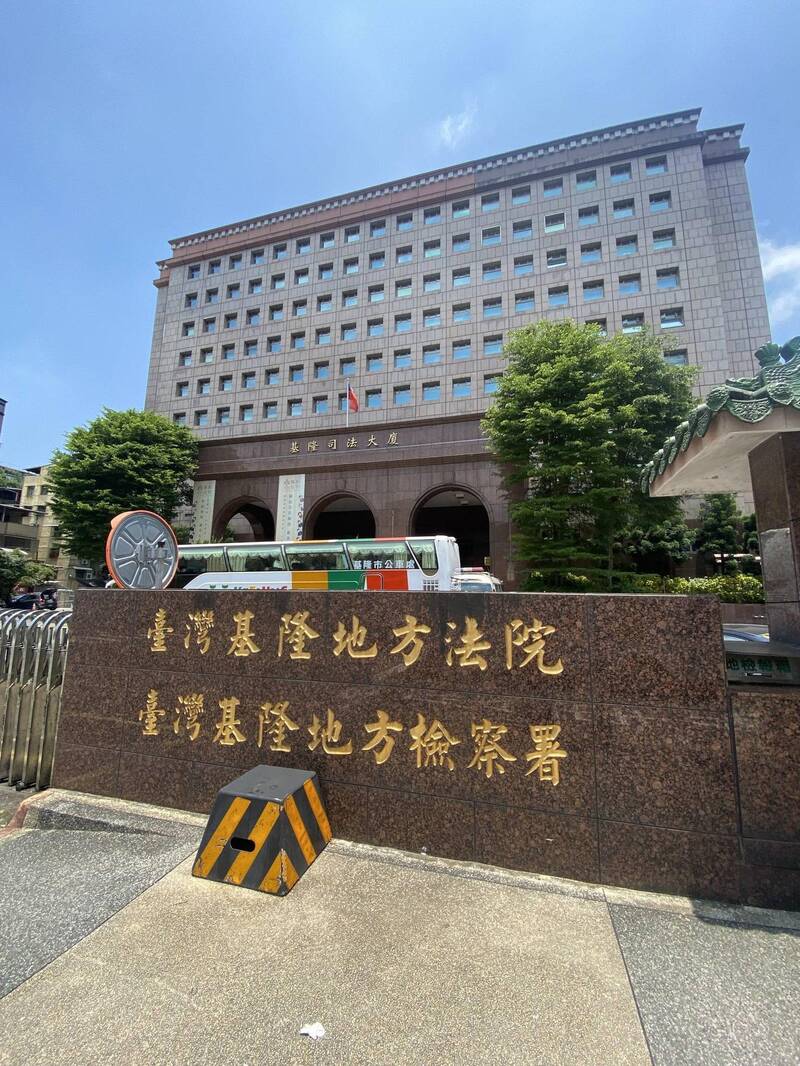 姚姓女子缺錢美白牙齒，夥同基隆林姓夫妻經營的機車行，佯稱購買機車向貸款公司詐貸15萬元。基隆地檢署將姚等3人依詐欺罪嫌起訴。（記者林嘉東攝）