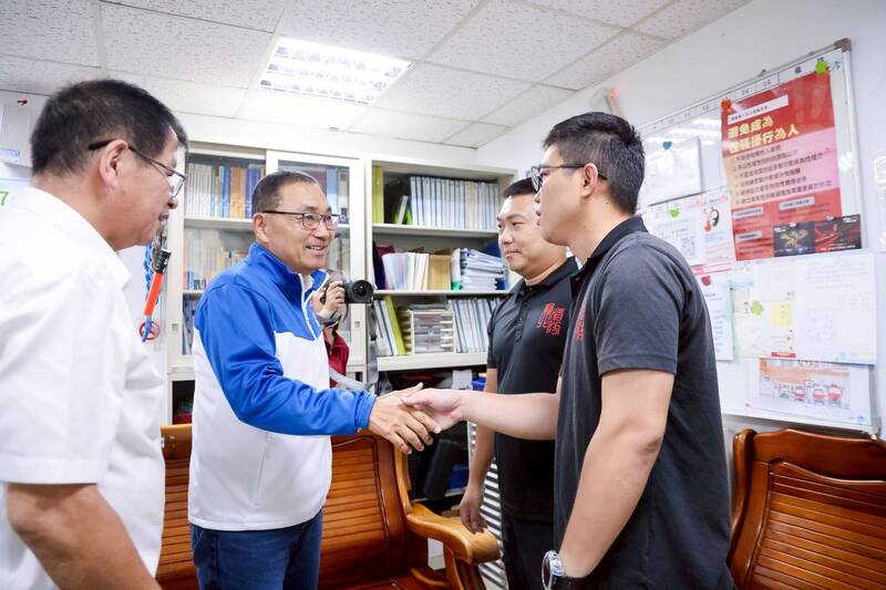 新北市长侯友宜昨前往消防局第4救灾救护大队直潭分队，慰问新店水域救援案中受伤的2名消防人员。（图由新北市政府提供）