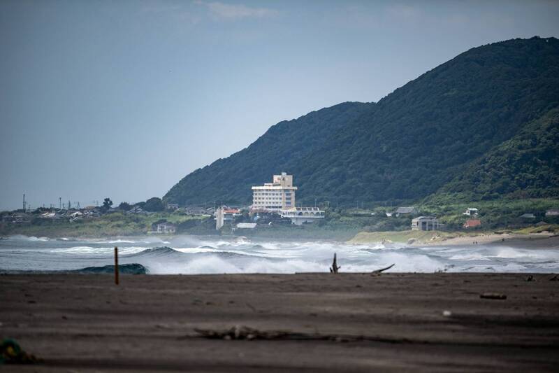 日本气象厅已全面解除太平洋沿岸地区「海啸注意报」。图为千叶县馆山市平沙浦海滩。（法新社）