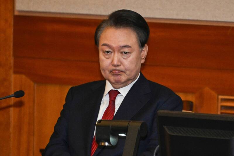 南韩独立检查组准备再度拘提尹锡悦，尹锡悦方祭出医师诊断等，坚称因眼疾及心血管疾病等健康状态不佳，无法配合。（法新社档案照）