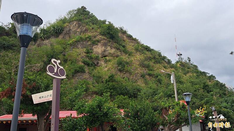 台東市鯉魚山今早發現一中年男子陳屍路邊。（記者黃明堂攝）