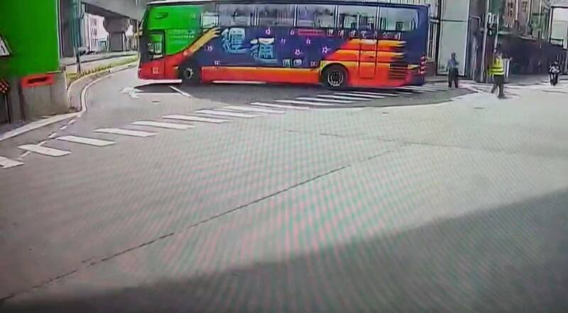 吕姓女子骑机车与游览车发生碰撞。(桃市消防局提供) 吕姓女子骑机车与游览车发生碰撞。(桃市消防局提供)