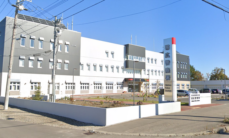 日本北海道帶廣市全裸女子在路上尖叫狂奔，突然昏迷後送醫不治。圖為帶廣警察署。（圖擷自Google街景）