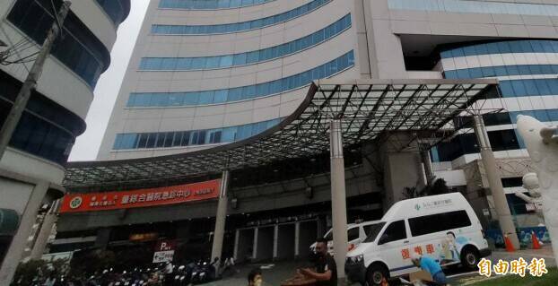 陳男遭潑硫酸送童綜合醫院，再轉至台中榮總。（記者張軒哲攝）