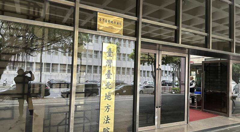 不满被警察开罚单 硕士男持刀划破警用机车座垫判2月