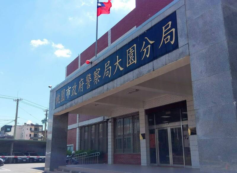 桃園市觀音區仁德街民宅昨凌晨發生2死兇殺案，大園警分局逮捕陳嫌訊後依殺人罪嫌移送檢方偵辦。（記者余瑞仁翻攝）