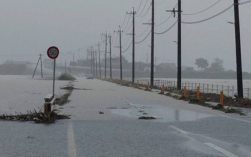 日本熊本县部分地方降下破纪录暴雨，九州多处也面临雨灾。图为熊本县先前的豪雨。（法新社）