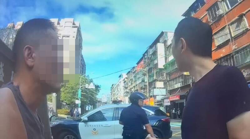 警方發現楊嫌酒後直衝前女友家，立即將其攔查搜出水果刀。（記者陸運鋒翻攝）